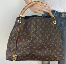 Load image into Gallery viewer, Louis Vuitton artsy MM