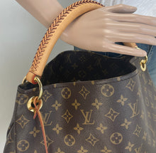 Load image into Gallery viewer, Louis Vuitton artsy MM