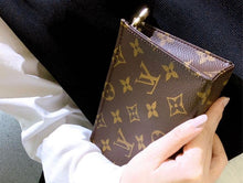 Load image into Gallery viewer, Louis Vuitton toilerty 15