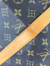 Load image into Gallery viewer, Louis Vuitton keepall 50 in monogram canvas