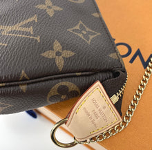 Load image into Gallery viewer, Louis Vuitton mini pochette accessories in monogram canvas