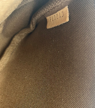 Load image into Gallery viewer, Louis Vuitton pochette in monogram