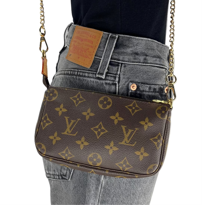 Louis Vuitton pochette in monogram