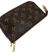 Load image into Gallery viewer, Louis Vuitton pochette in monogram