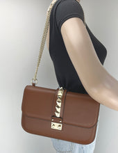 Load image into Gallery viewer, Valentino glam lock medium in tan