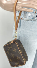 Load image into Gallery viewer, Louis Vuitton mini wapity wristlet