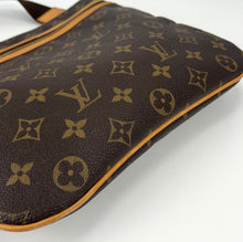 Load image into Gallery viewer, Louis Vuitton pochette bosphore monogram