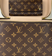 Load image into Gallery viewer, Louis Vuitton nice vanity with strap