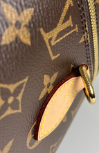 Load image into Gallery viewer, Louis Vuitton nice vanity with strap