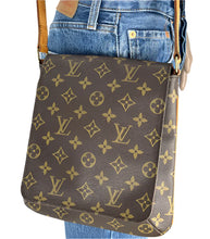 Load image into Gallery viewer, Louis Vuitton musette salsa in monogram