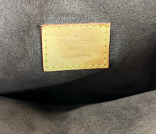 Load image into Gallery viewer, Louis Vuitton pochette metis in monogram