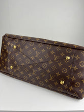 Load image into Gallery viewer, Louis Vuitton artsy MM