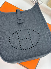 Load image into Gallery viewer, Hermes sac Evelyne 16 amazone noir /noir