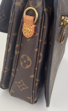 Load image into Gallery viewer, Louis Vuitton pochette metis in monogram