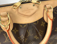 Load image into Gallery viewer, Louis Vuitton Segur in monogram canvas