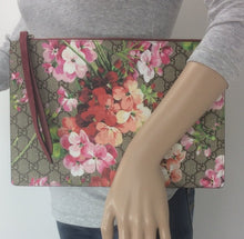 Load image into Gallery viewer, Gucci GG blooms pouch