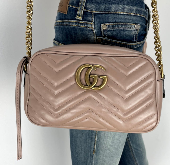 バッグ GUCCI 447632 GG Marmont Small Camera Bag 447632 GUCCI GG MARMONT ARIA Small Quilted Camera Bag Grey