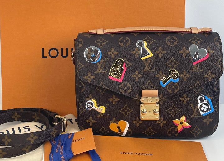 Agora Vintage - This Pochette Metis LoveLock has the Key to your heart (and  Closet)! #LouisVuitton #pochettemetis #lvlovelock #lockskeysblossoms  #lvmonogram #lvlimitededition #AgoraVintage #athensga #ShopLocal