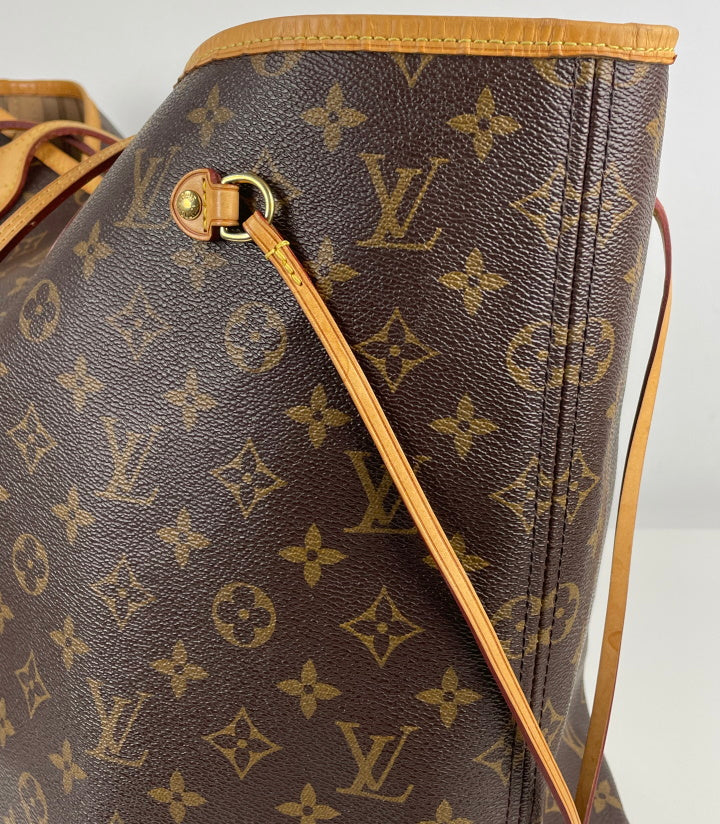 LuvScarlet - Who doesn't look hot carrying a LOUIS VUITTON Neverfull GM in  classic monogram. This “like new” beauty has a perfectly perfect beige  interior. DM for details.