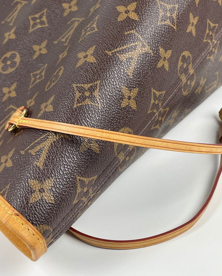 LuvScarlet - Who doesn't look hot carrying a LOUIS VUITTON Neverfull GM in  classic monogram. This “like new” beauty has a perfectly perfect beige  interior. DM for details.