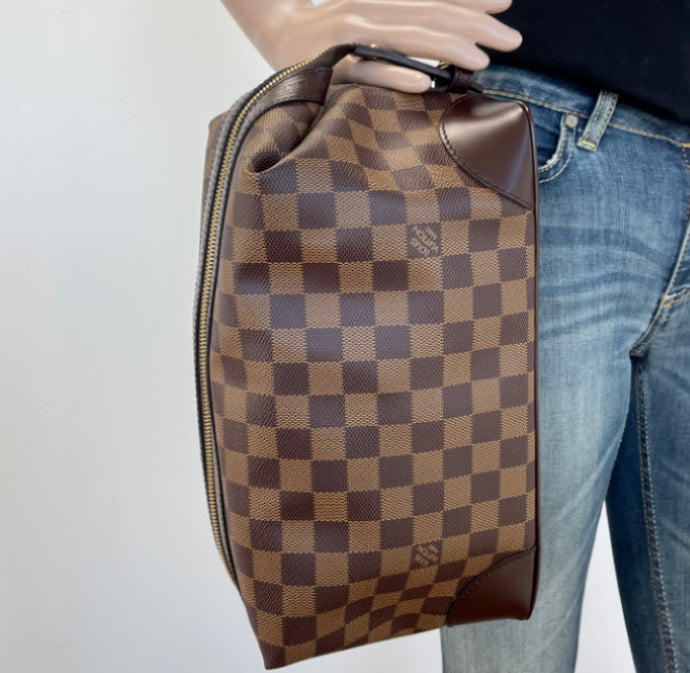 Louis Vuitton vaslav toiletry in damier ebene