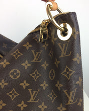 Load image into Gallery viewer, Louis Vuitton Berri MM