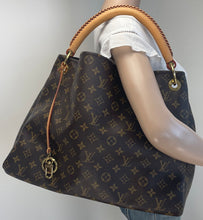 Load image into Gallery viewer, Louis Vuitton artsy MM