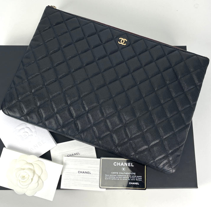 バッグインでも主役級☆【CHANEL】Pouch Grained Shiny Calfskin Chanel Classic pouch in black grained shiny calfskin – Lady