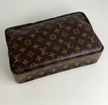 Load image into Gallery viewer, Louis Vuitton trousse toilette 28
