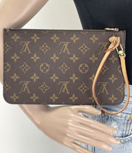 Load image into Gallery viewer, Louis Vuitton pochette in monogram