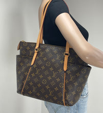 Load image into Gallery viewer, Louis Vuitton totally PM in monogram