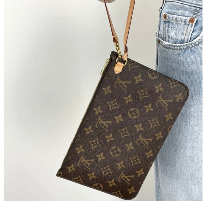 Louis Vuitton pochette monogram