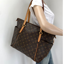 Load image into Gallery viewer, Louis Vuitton totally MM