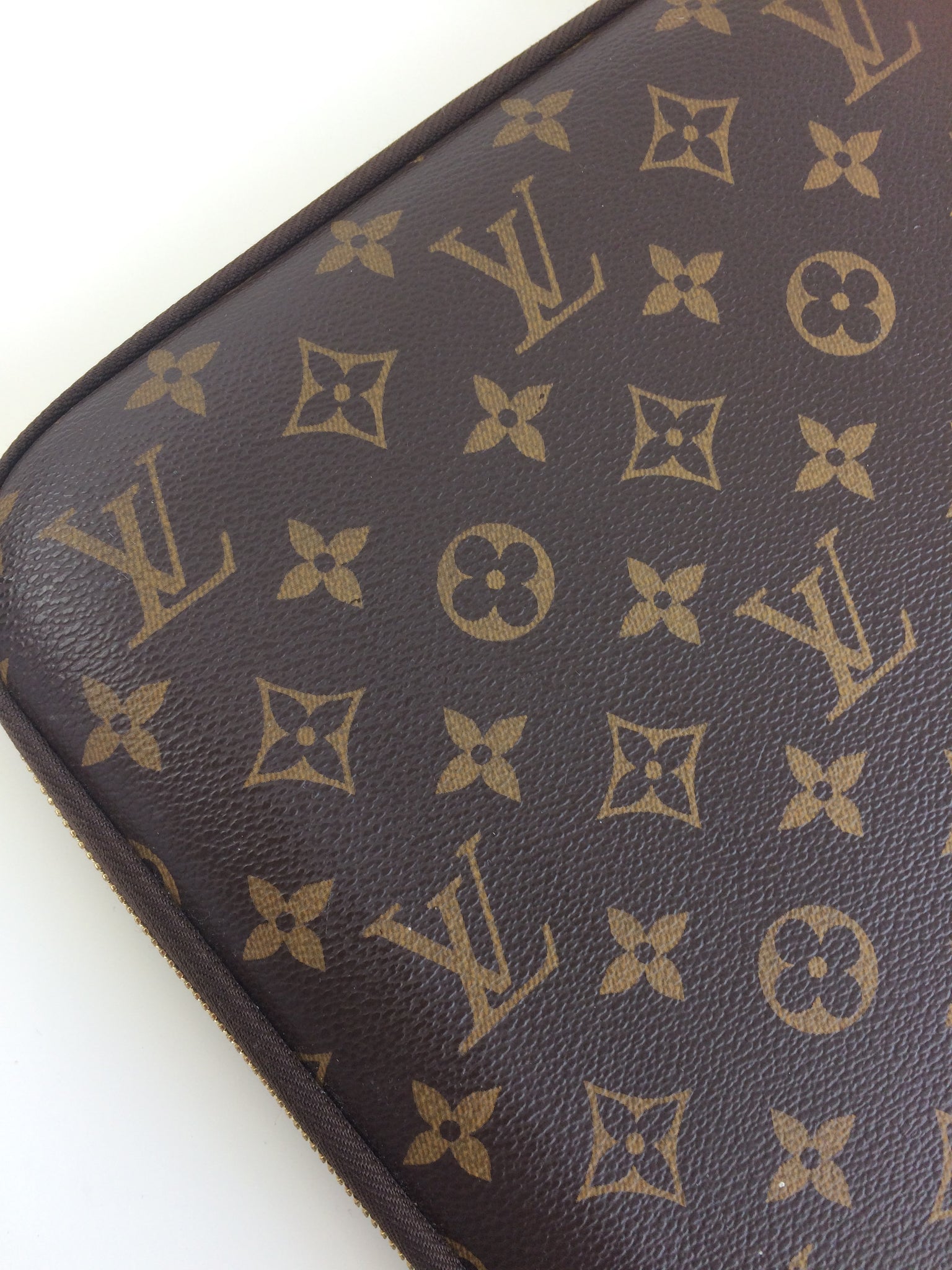 Louis Vuitton laptop sleeve / document holder – Lady Clara's